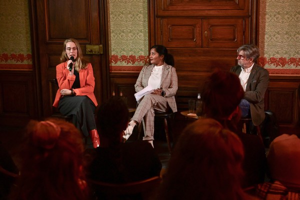 Laura Neuhaus, Prasanna Oommen und Thomas Niehr beim Gesprächsabend im Haus Rüschhaus