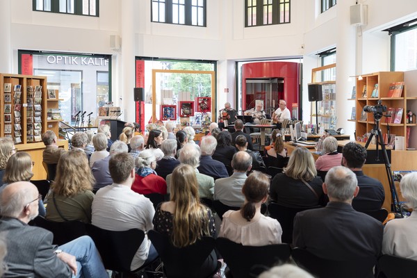 Die Band Strauhspier spielt bei der Ausstellungseröffnung im Stadtmuseum