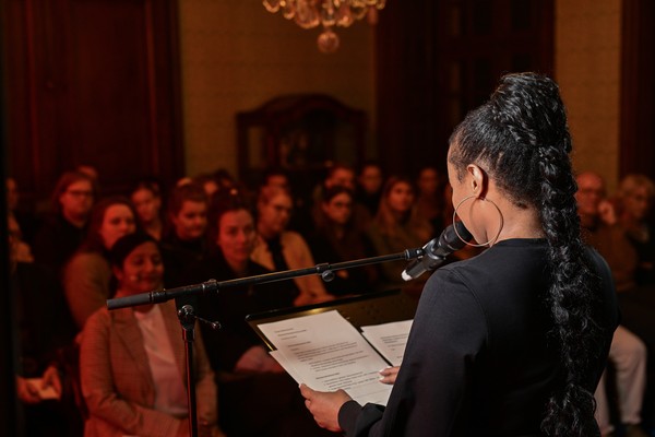 Samia Dauenhauer liest aus historischen Wörterbüchern