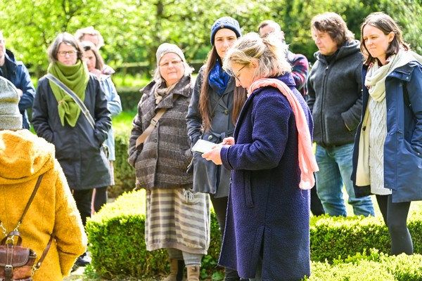 Alexandra Hostert spricht im Rüschhaus-Garten über Pflanzen mit kolonialem Hintergrund