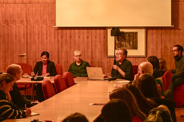 Prasanna Oommen, İnci Dirim und Stefan Engelberg beim Gesprächsabend im Senatssaal der Universität Münster